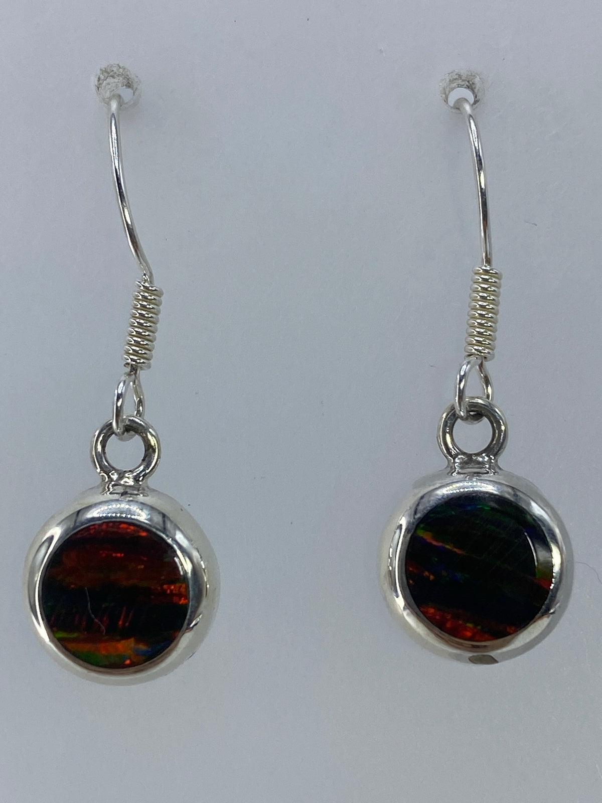 Par de aretes de plata con ópalo de fuego multicolor engastado a mano