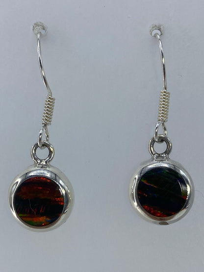 Par de aretes de plata con ópalo de fuego multicolor engastado a mano