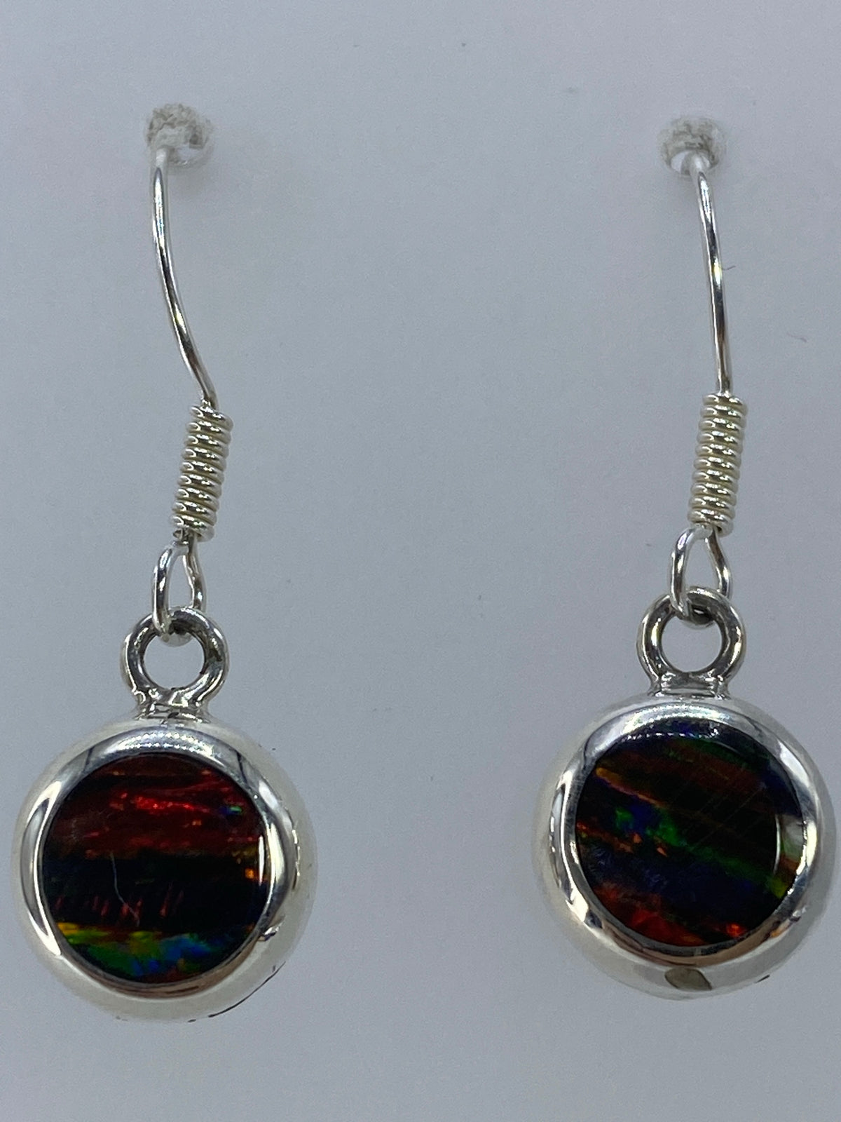 Detalle del engaste de ópalo de fuego multicolor en plata de Taxco