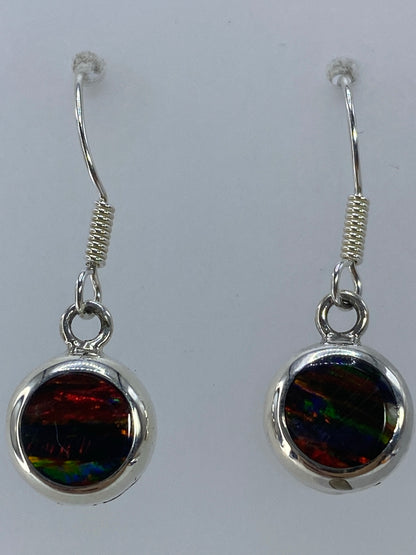 Detalle del engaste de ópalo de fuego multicolor en plata de Taxco