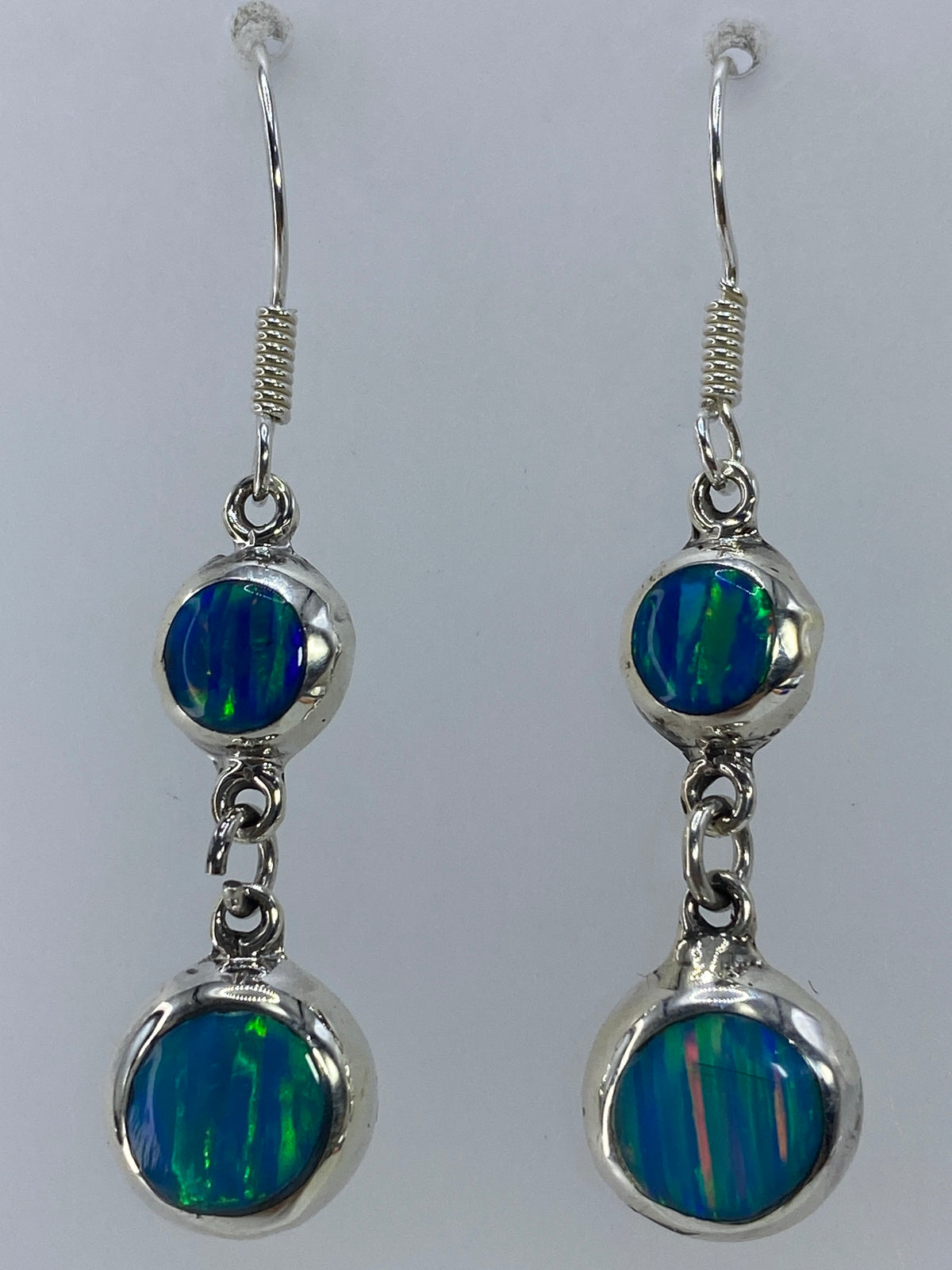 Aretes medidos sobre regla, largos de 4.3 cm incluyendo gancho