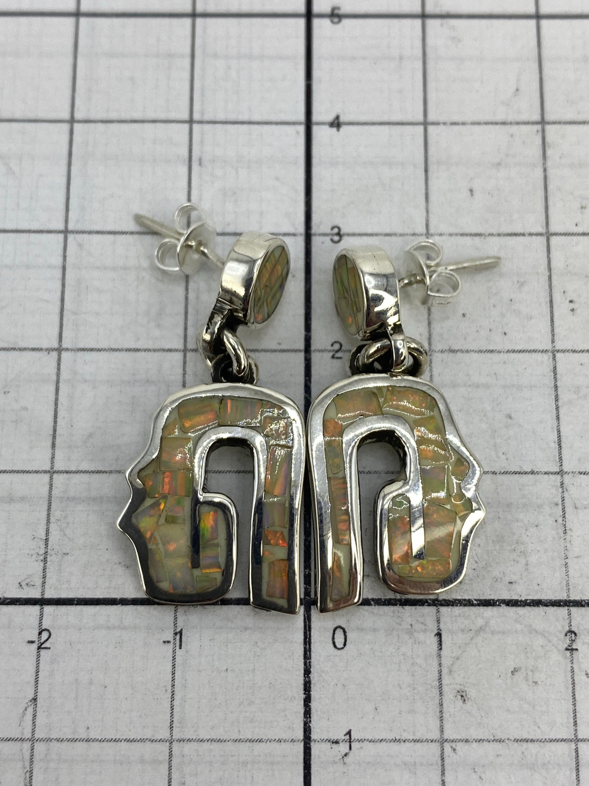 Detalle del engaste a mano y Quinto 925 en los postes de los aretes