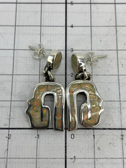 Detalle del engaste a mano y Quinto 925 en los postes de los aretes