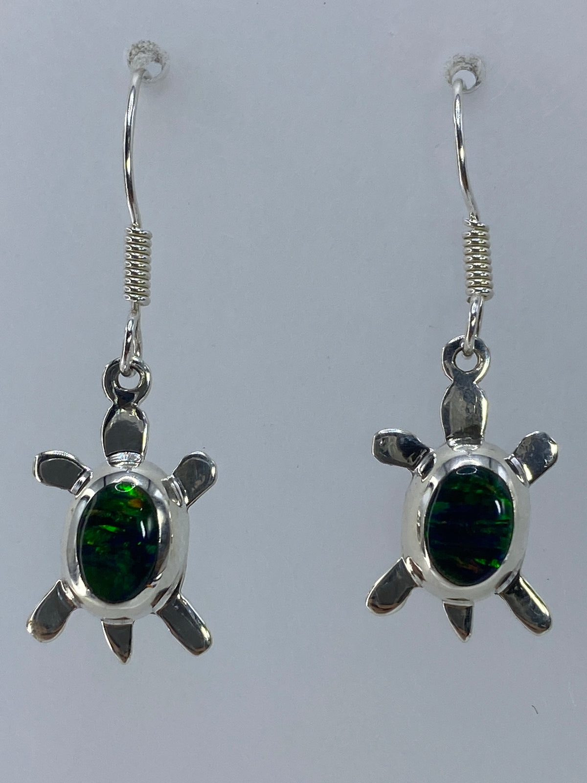 Par de aretes tortuga de plata 925 con ópalo de fuego verde engastado a mano