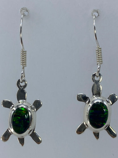 Aretes tortuga con gancho de plata 925, vista lateral a escala en regla