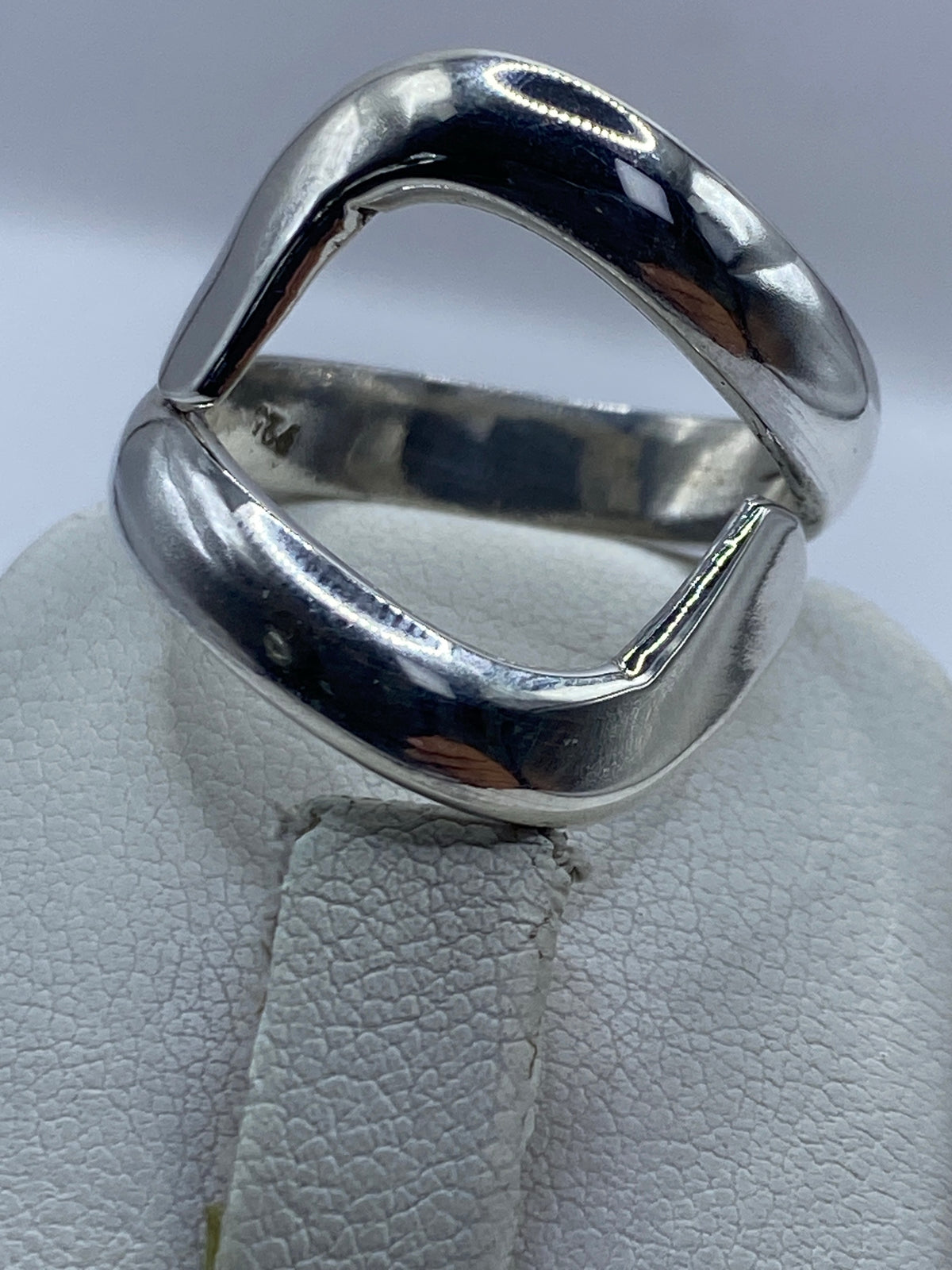 Anillo sobre fondo blanco mostrando el Quinto 925