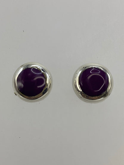 Aretes de plata con piedra morada engastada, vistos de frente