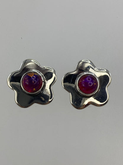 Par de aretes de plata 950 con piedra morada en forma de flores de cuatro pétalos