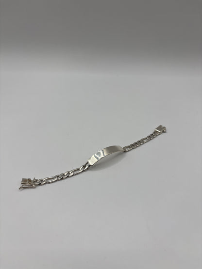 Detalle de cierre de broche de seguridad en pulsera eslabón figaro de plata pura