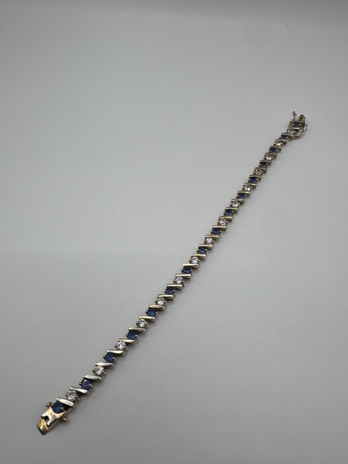 Detalle diagonal de la pulsera mostrando el alternado de circonia blanca y plata, reflejos brillantes en cada piedra