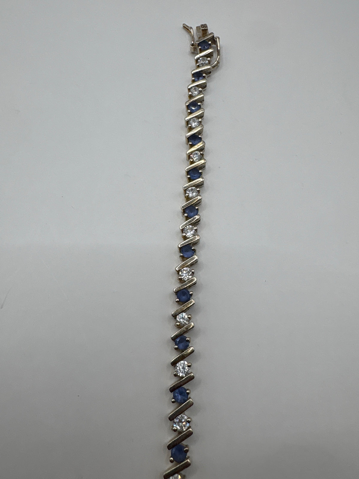 Primer plano frontal del eslabonado con circonias blancas engastadas manualmente, grosor de 4 mm visible