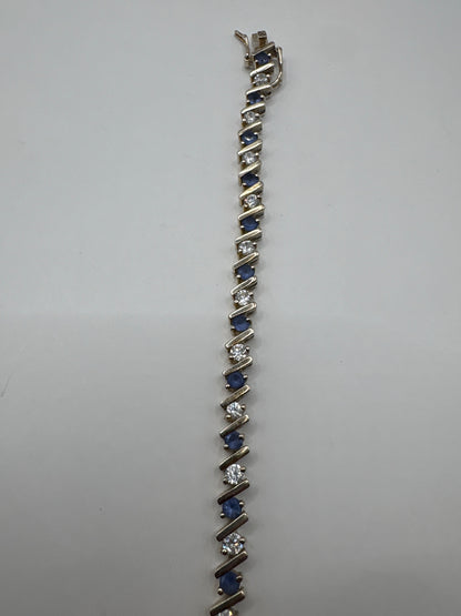 Primer plano frontal del eslabonado con circonias blancas engastadas manualmente, grosor de 4 mm visible