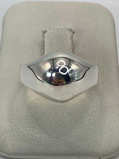 Anillo de plata 925 pulido minimalista en mano de mujer