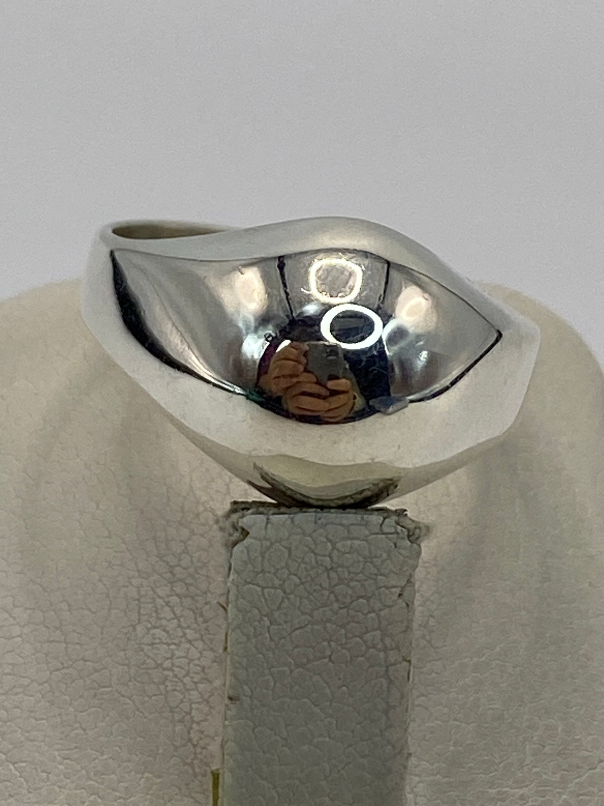 Anillo en bascula de precisión mostrando 10.7 gramos