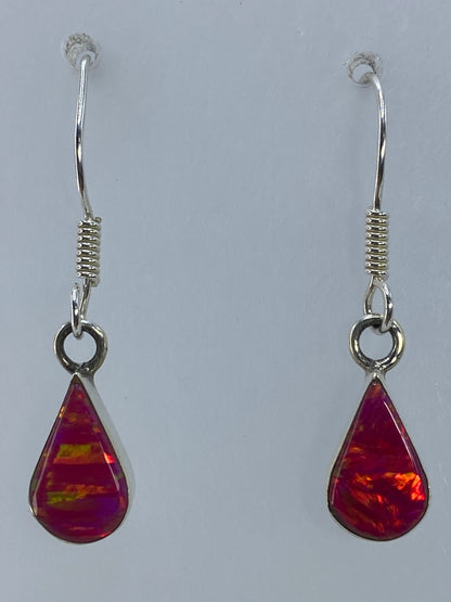 Aretes de ópalo de fuego rosa con gancho francés de plata, vista lateral