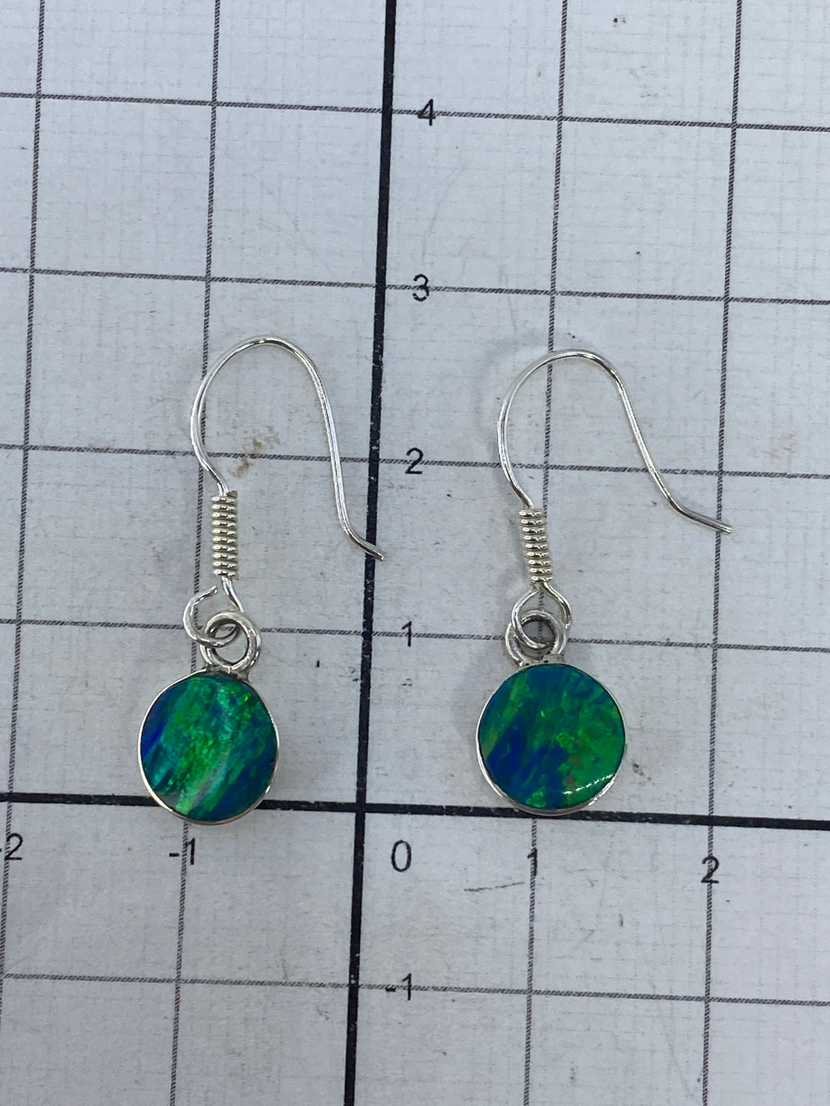 Vista lateral del engaste de piedra a mano en plata 925