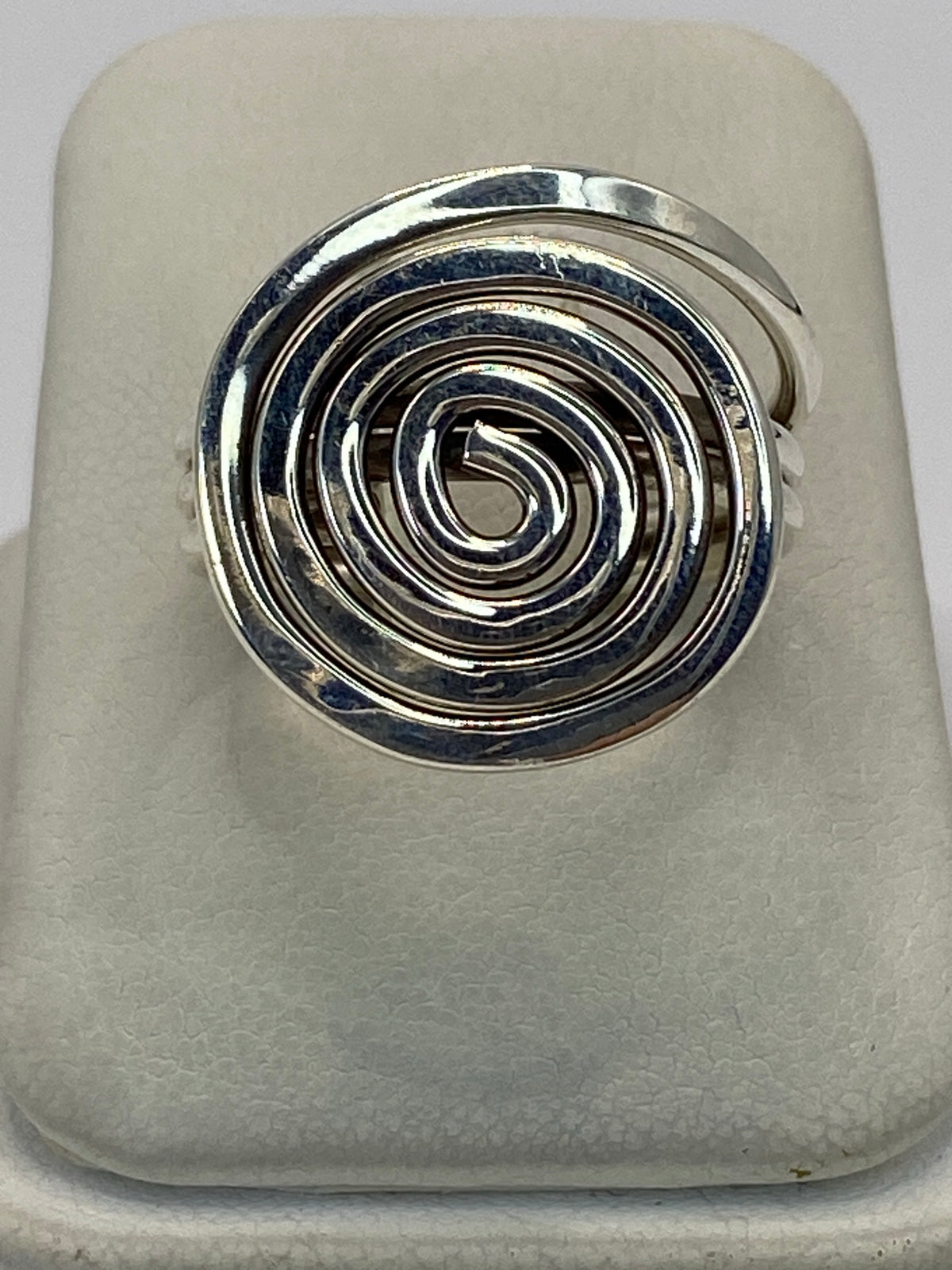 Anillo de plata en calado con espiral concéntrica abierta, vista frontal