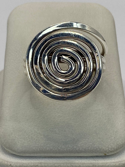 Anillo de plata en calado con espiral concéntrica abierta, vista frontal