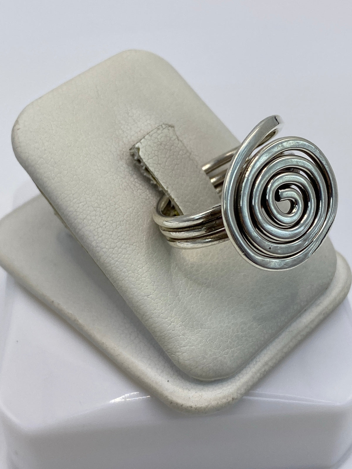 Anillo espiral de calado en plata 925, vista lateral mostrando la banda