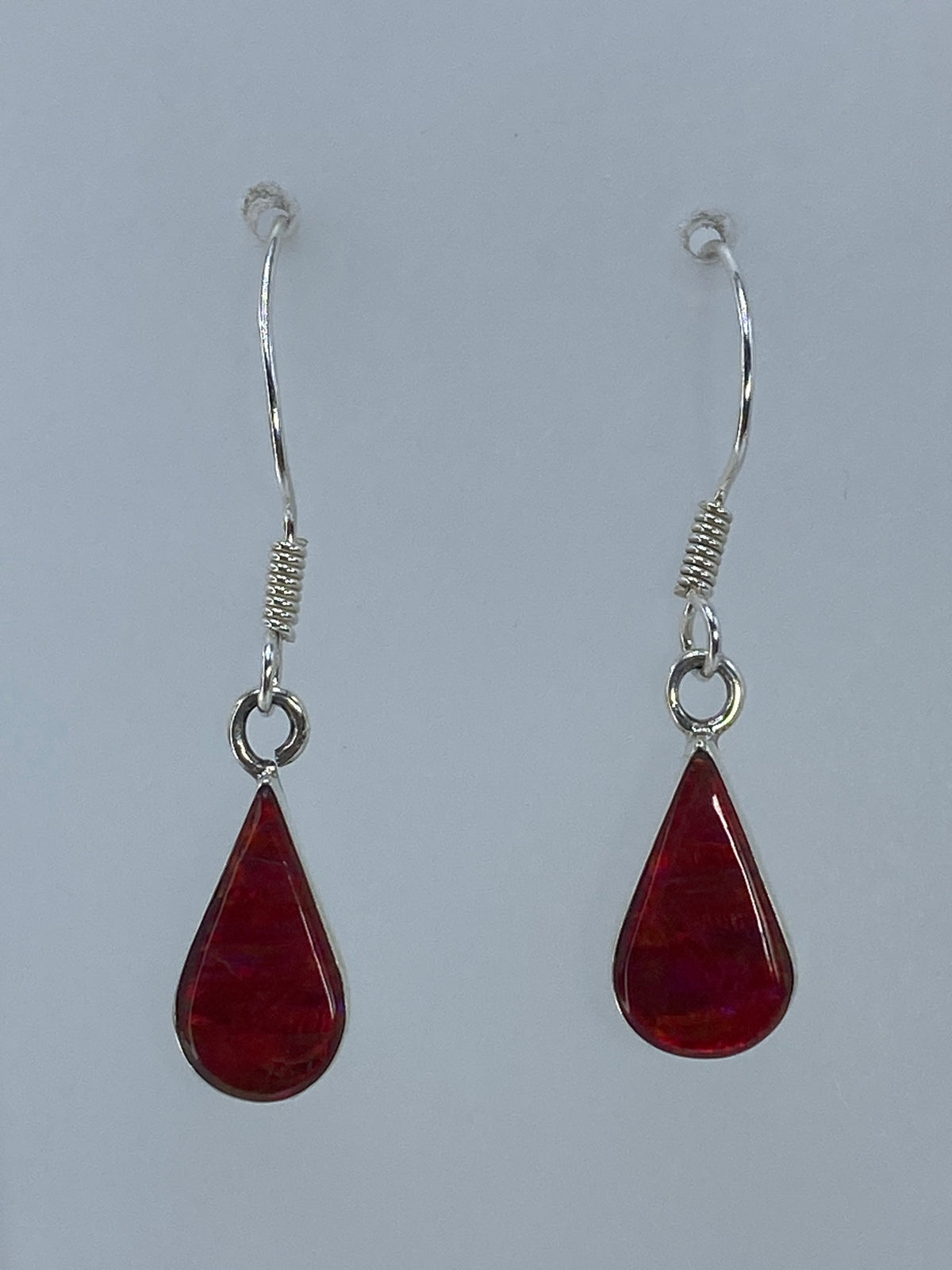 Detalle del ópalo de fuego rojo engastado en plata 950, vista frontal
