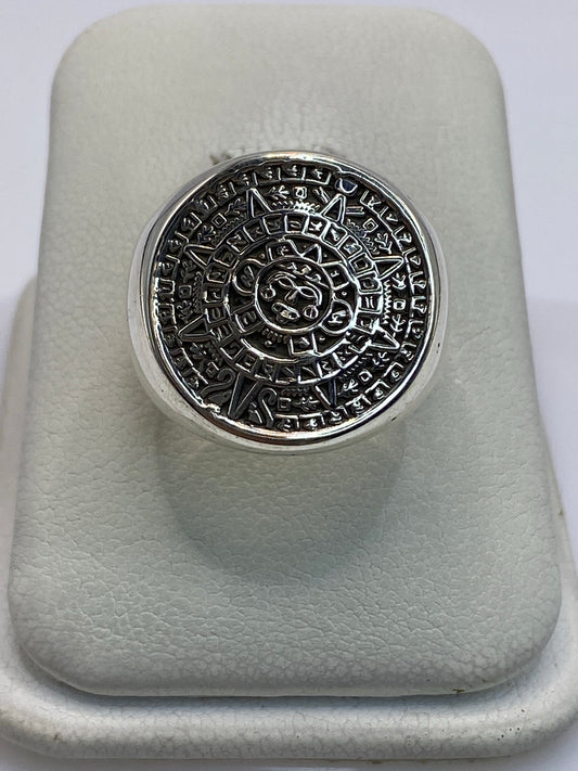 Anillo de plata 925 con Calendario Azteca en relieve repujado sobre fondo blanco