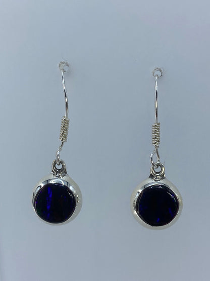 Detalle del ópalo de fuego morada y el engaste de plata 925
