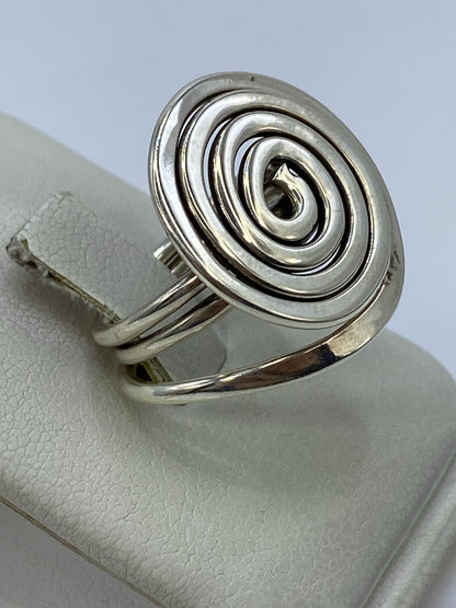 Vista frontal del anillo de calado mostrando el patrón geométrico cortado