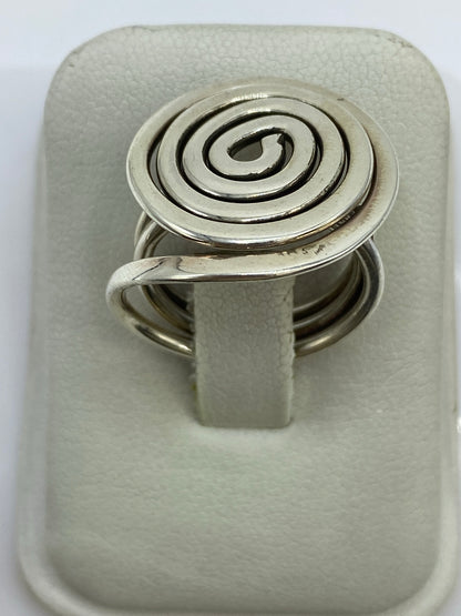 Detalle lateral del anillo de plata 925 con Quinto visible