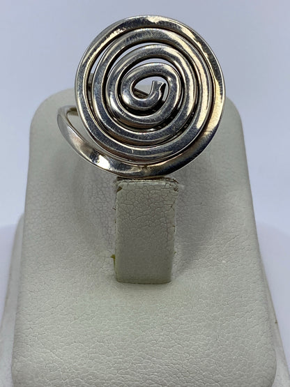 Anillo calado sobre fondo blanco mostrando la precisión del corte