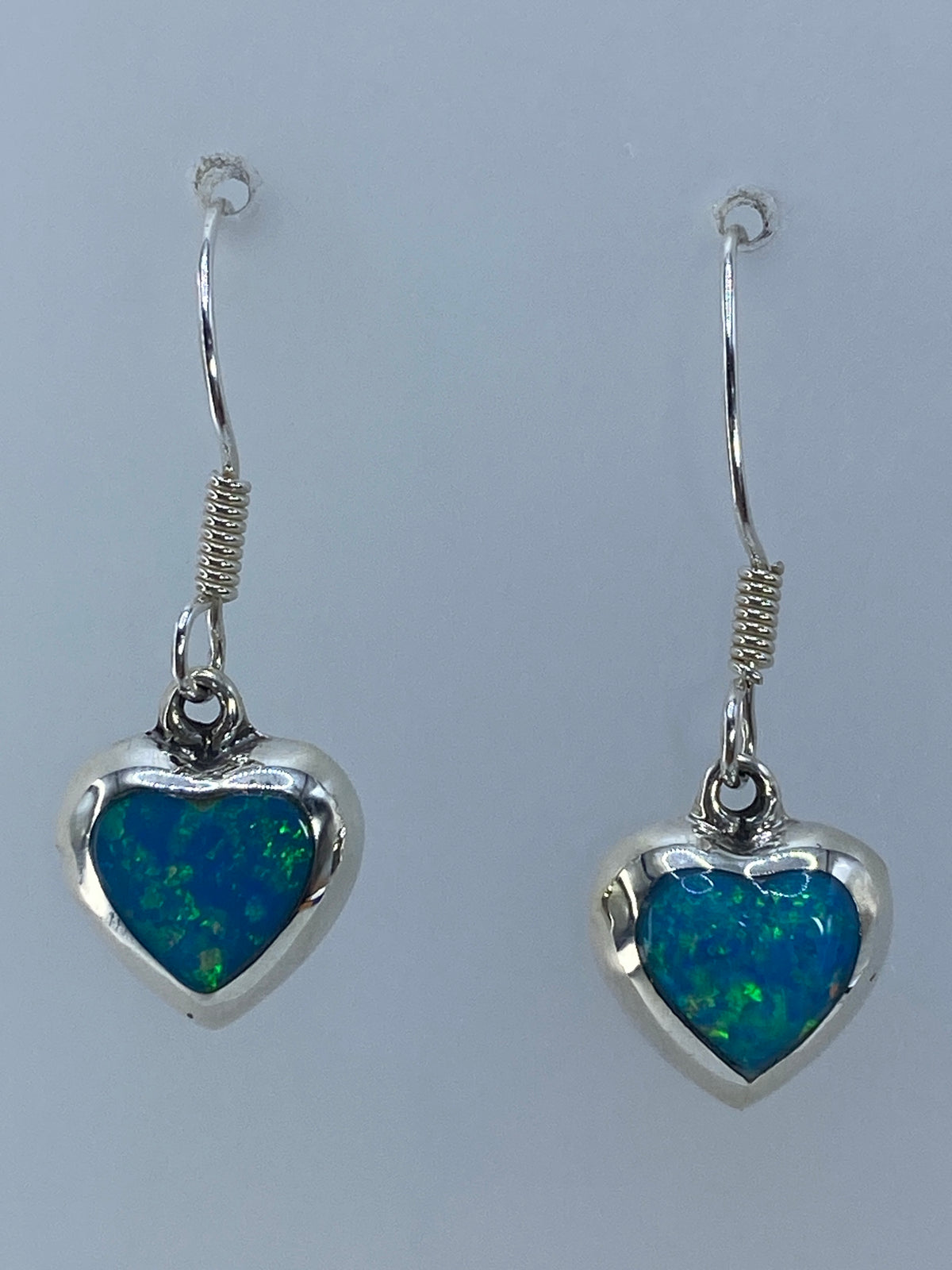 Par de aretes corazón de plata 925 con ópalo de fuego verde olivo engastado