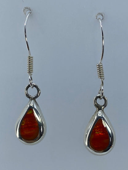 Par de aretes de plata con ópalo de fuego naranja engastado, gancho plateado