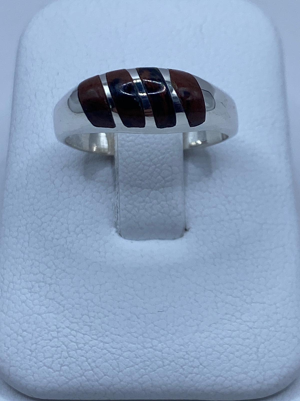 Anillo de plata 925 con Ojo de Tigre café, mostrando la chatoyancia natural de la piedra