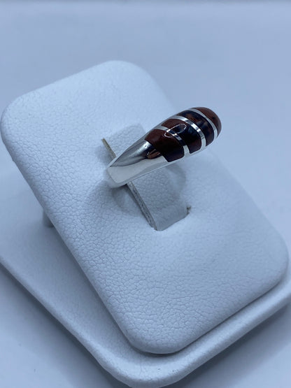 Detalle frontal del engaste de Ojo de Tigre en anillo de plata de Taxco