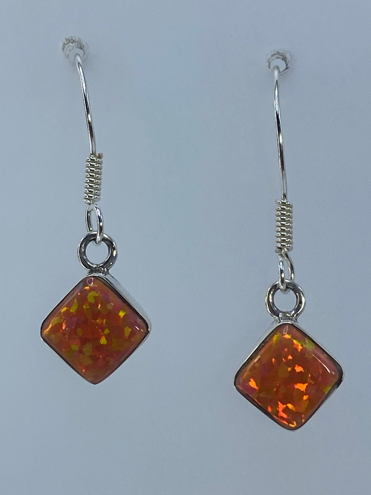 Par de aretes de ópalo de fuego rosa en plata 950 colgados