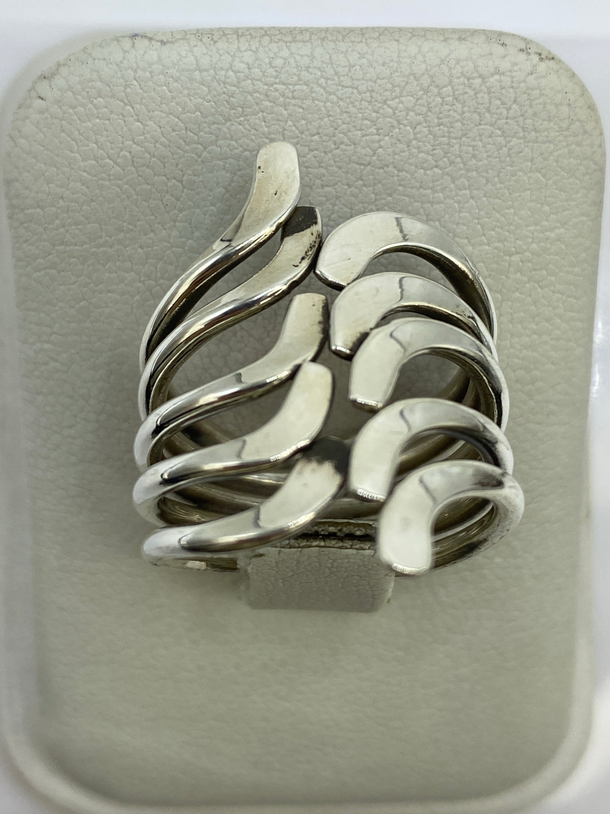 Anillo ajustable de plata mostrando el relieve del trabajo de martillo