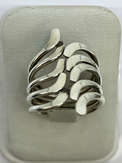 Anillo ajustable de plata mostrando el relieve del trabajo de martillo