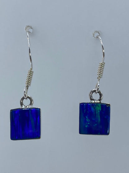 Par de aretes de plata con ópalo de fuego verde olivo en gancho plateado