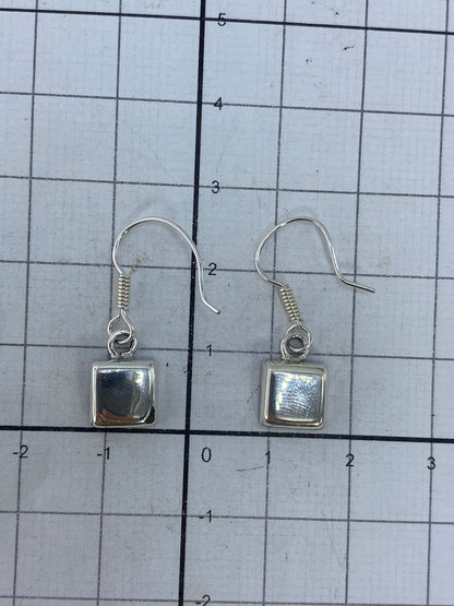 Comparativa de medida del par de aretes junto a escala milimétrica