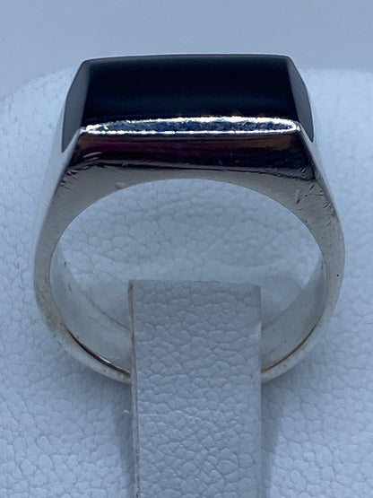 Anillo sobre fondo blanco mostrando el sello 925