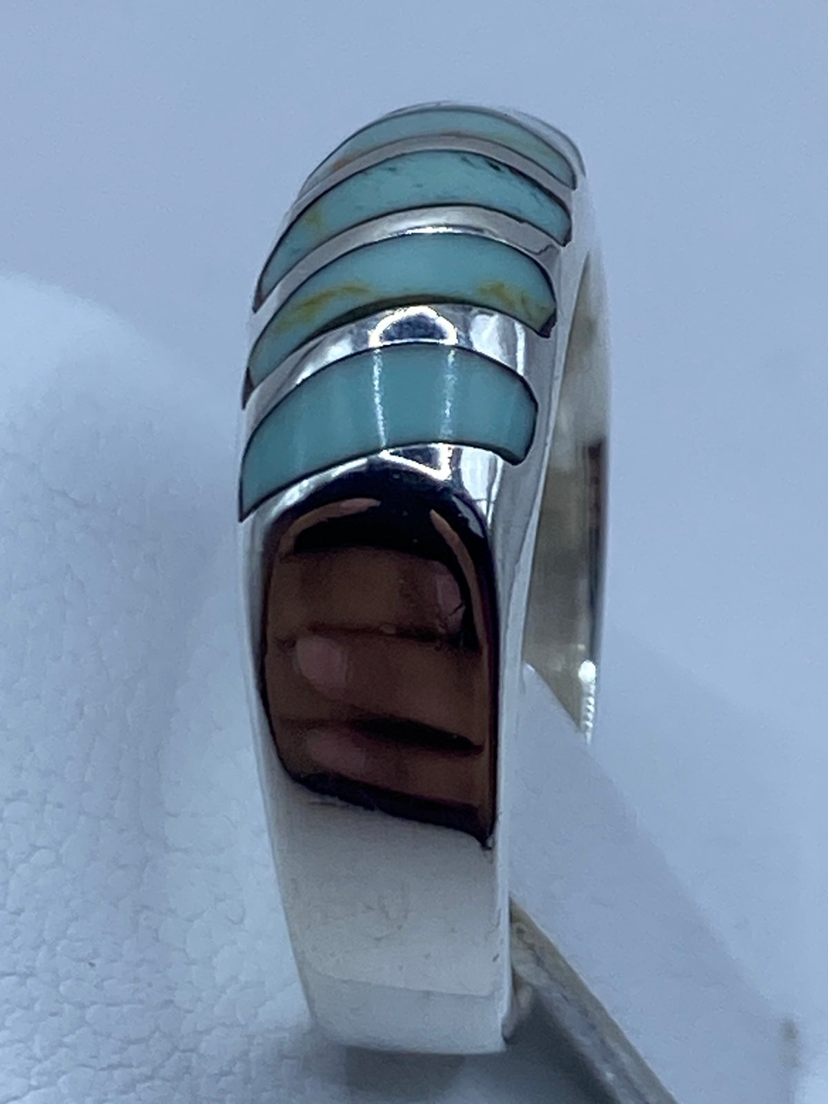 Anillo desde arriba destacando el color azul cielo uniforme de la turquesa