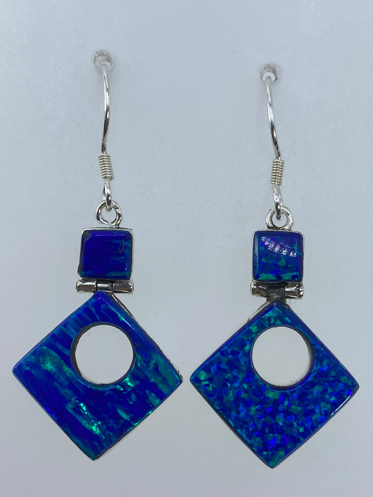 Par de aretes de plata 950 con ópalo de fuego verde olivo, diseño geométrico de Taxco