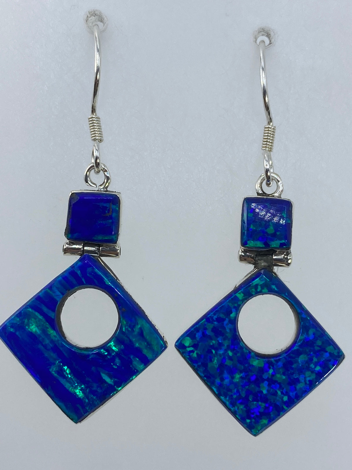 Aretes sobre medidor: largo 4 cm, peso 3.26 gramos el par