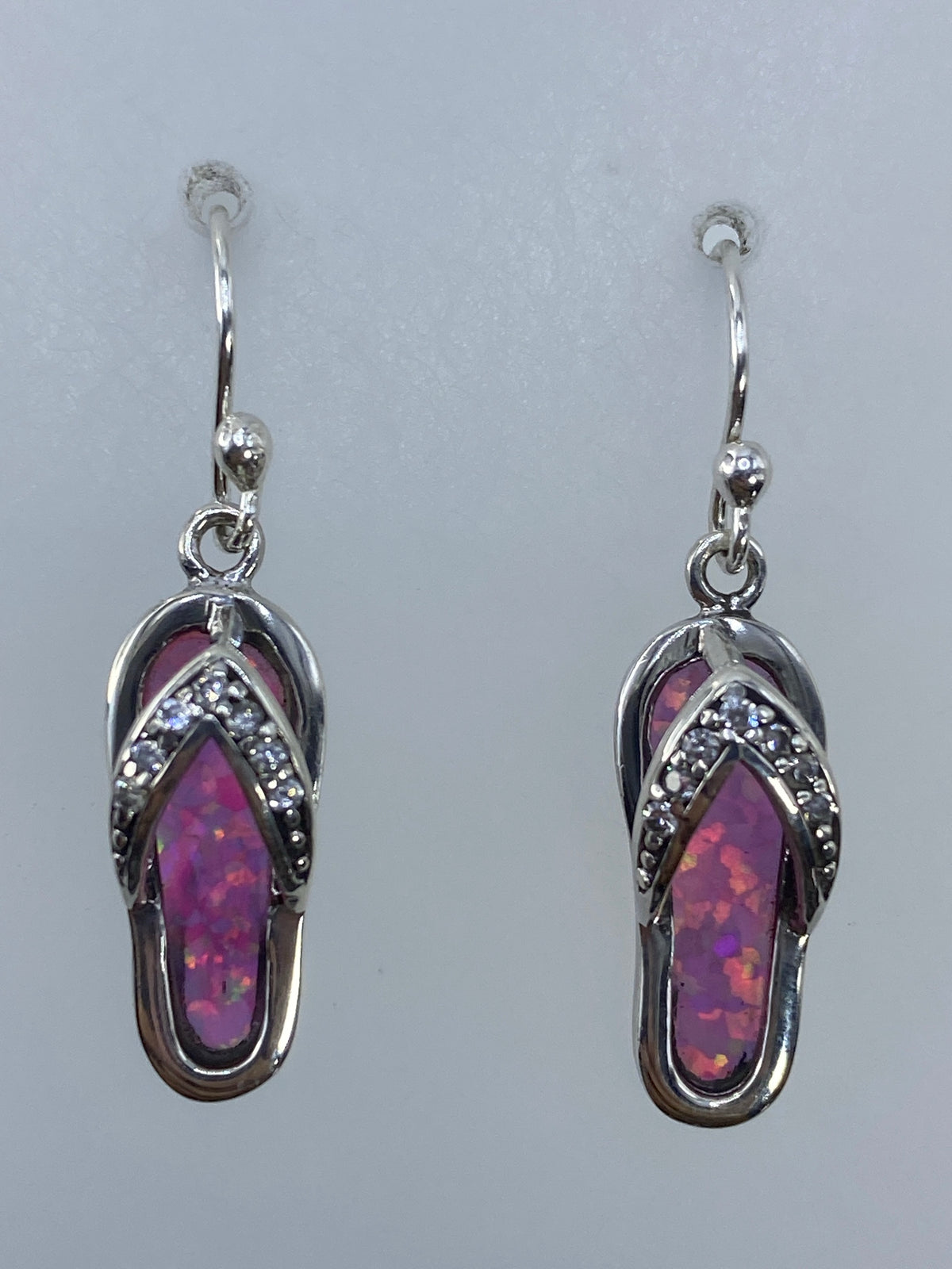 Par de aretes de plata 925 con ópalo de fuego multicolor en diseño tipo sandalia