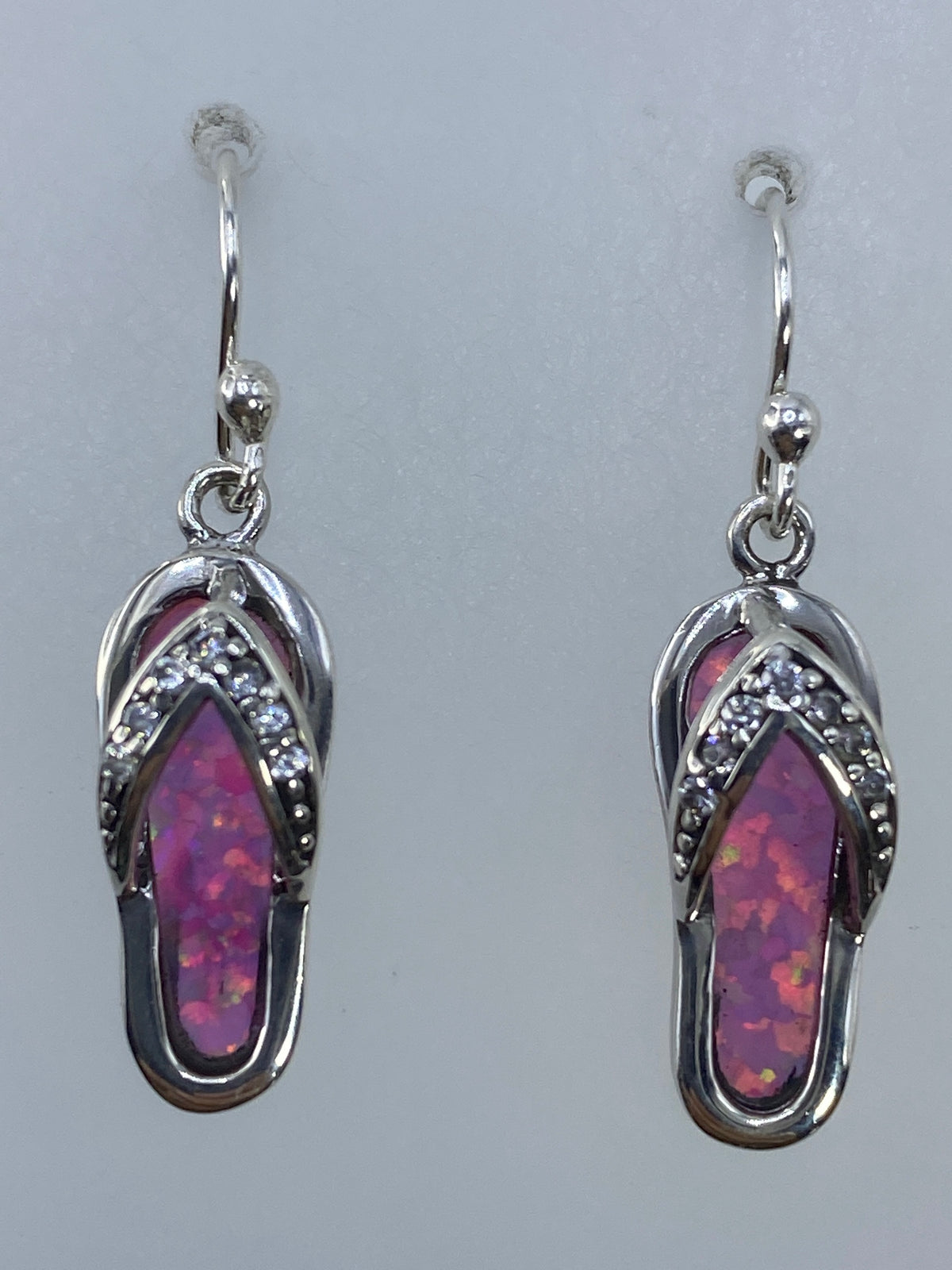 Aretes de plata 925 con ópalo de fuego sobre fondo blanco