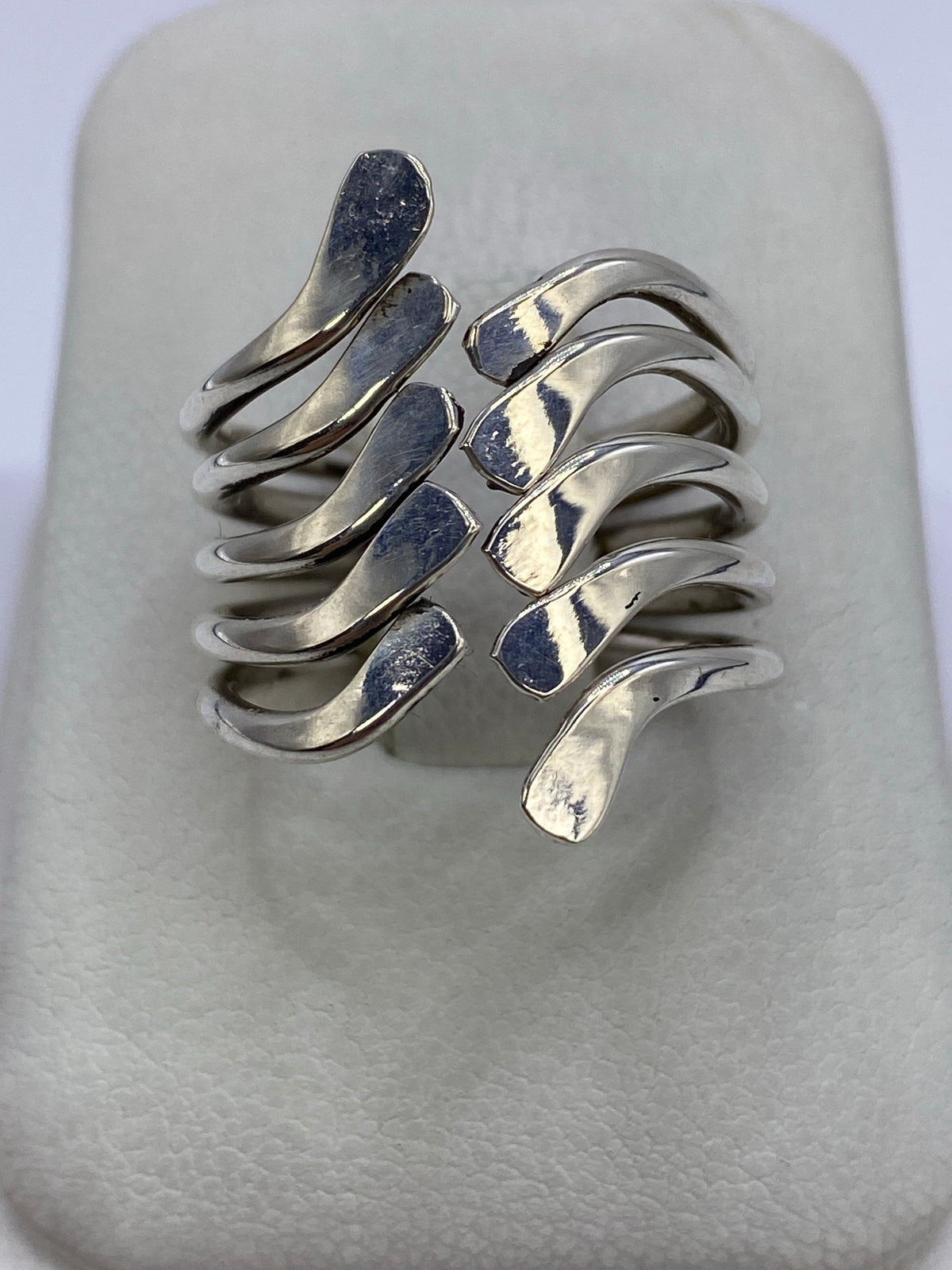 Anillo de plata calado con diseño geométrico, vista frontal sobre fondo blanco