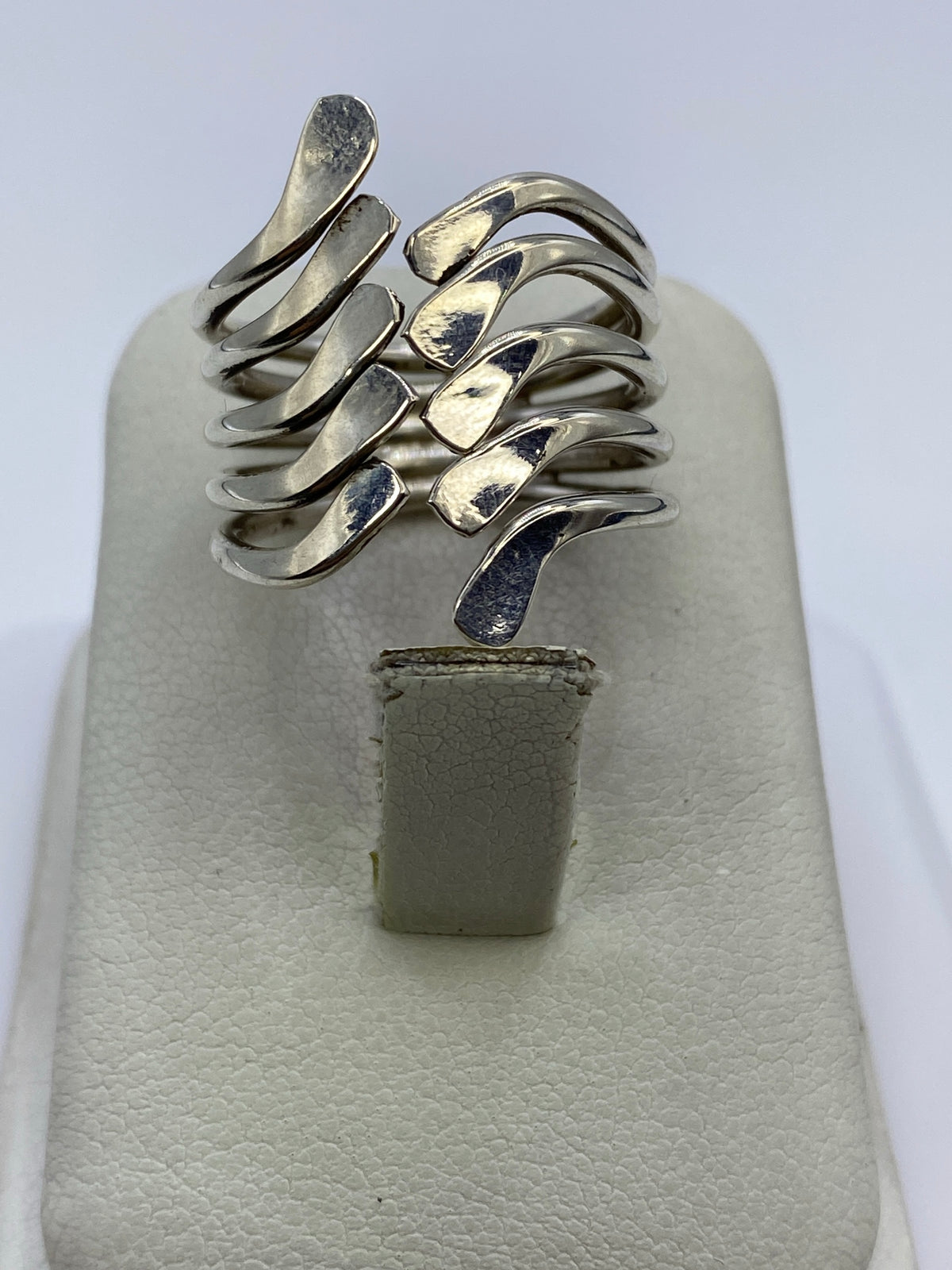 Anillo en la mano mostrando el brillo de la plata 925 con Quinto
