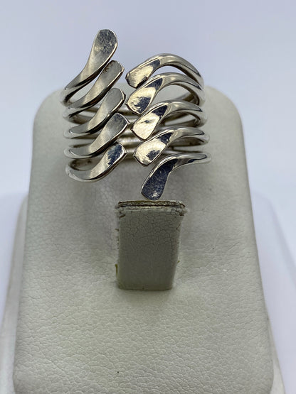 Anillo en la mano mostrando el brillo de la plata 925 con Quinto