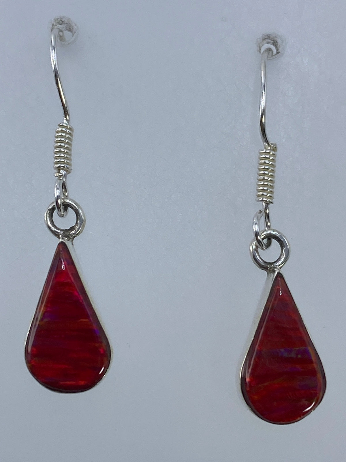 Aretes sobre fondo blanco con medida de 3.2 cm de largo