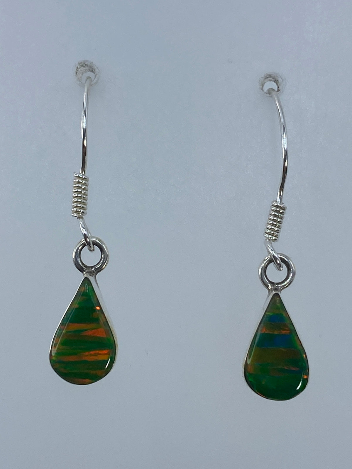 Par de aretes de plata 950 con ópalo de fuego multicolor engastado