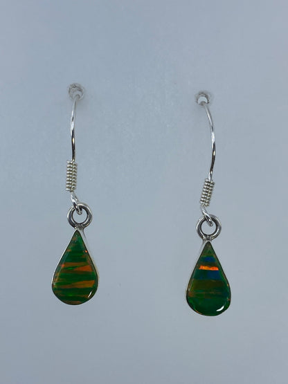 Detalle del ópalo de fuego mostrando destellos de naranja, verde y azul